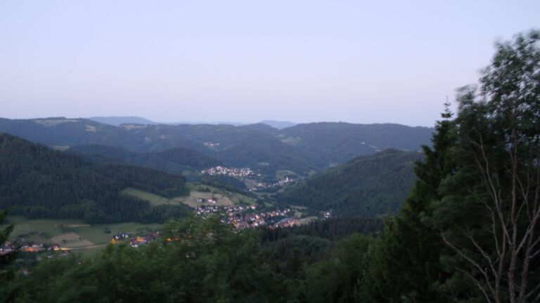 Dieses Bild zeigt eine Webcam-Aufnahme vom Achertal, aufgenommen am Dienstag, den 26.05.2026 um 05:00 Uhr. Die Temperatur betrug 21.3°C.