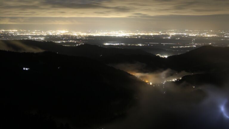 Dieses Bild zeigt eine Webcam-Aufnahme vom Achertal, aufgenommen am Montag, den 17.11.2025 um 20:00 Uhr. Die Temperatur betrug -2.8°C.