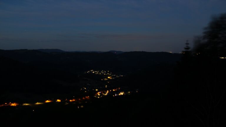 Dieses Bild zeigt eine Webcam-Aufnahme vom Achertal, aufgenommen am Samstag, den 06.06.2026 um 04:10 Uhr. Die Temperatur betrug 12.7°C.