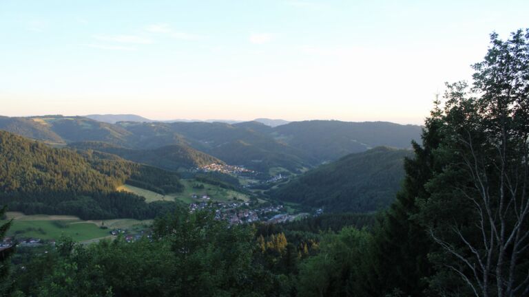 Dieses Bild zeigt eine Webcam-Aufnahme vom Achertal, aufgenommen am Freitag, den 03.07.2026 um 21:10 Uhr. Die Temperatur betrug 20°C.