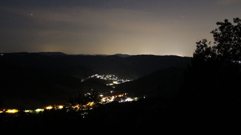 Dieses Bild zeigt eine Webcam-Aufnahme vom Achertal, aufgenommen am Montag, den 10.08.2026 um 04:30 Uhr. Die Temperatur betrug 23.2°C.