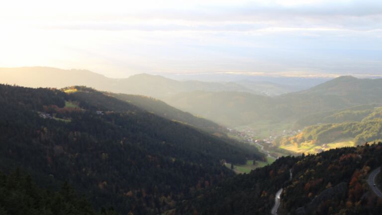 Dieses Bild zeigt eine Webcam-Aufnahme vom Achertal, aufgenommen am Dienstag, den 28.10.2025 um 16:40 Uhr. Die Temperatur betrug 5.7°C.