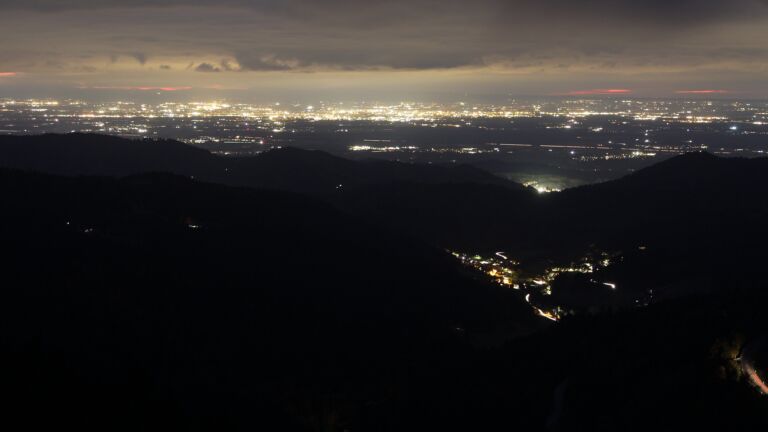 Dieses Bild zeigt eine Webcam-Aufnahme vom Achertal, aufgenommen am Donnerstag, den 16.10.2025 um 19:30 Uhr. Die Temperatur betrug 5.9°C.