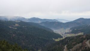 Dieses Bild zeigt eine Webcam-Aufnahme vom Achertal, aufgenommen am Donnerstag, den 04.12.2025 um 12:50 Uhr. Die Temperatur betrug 2.5°C.