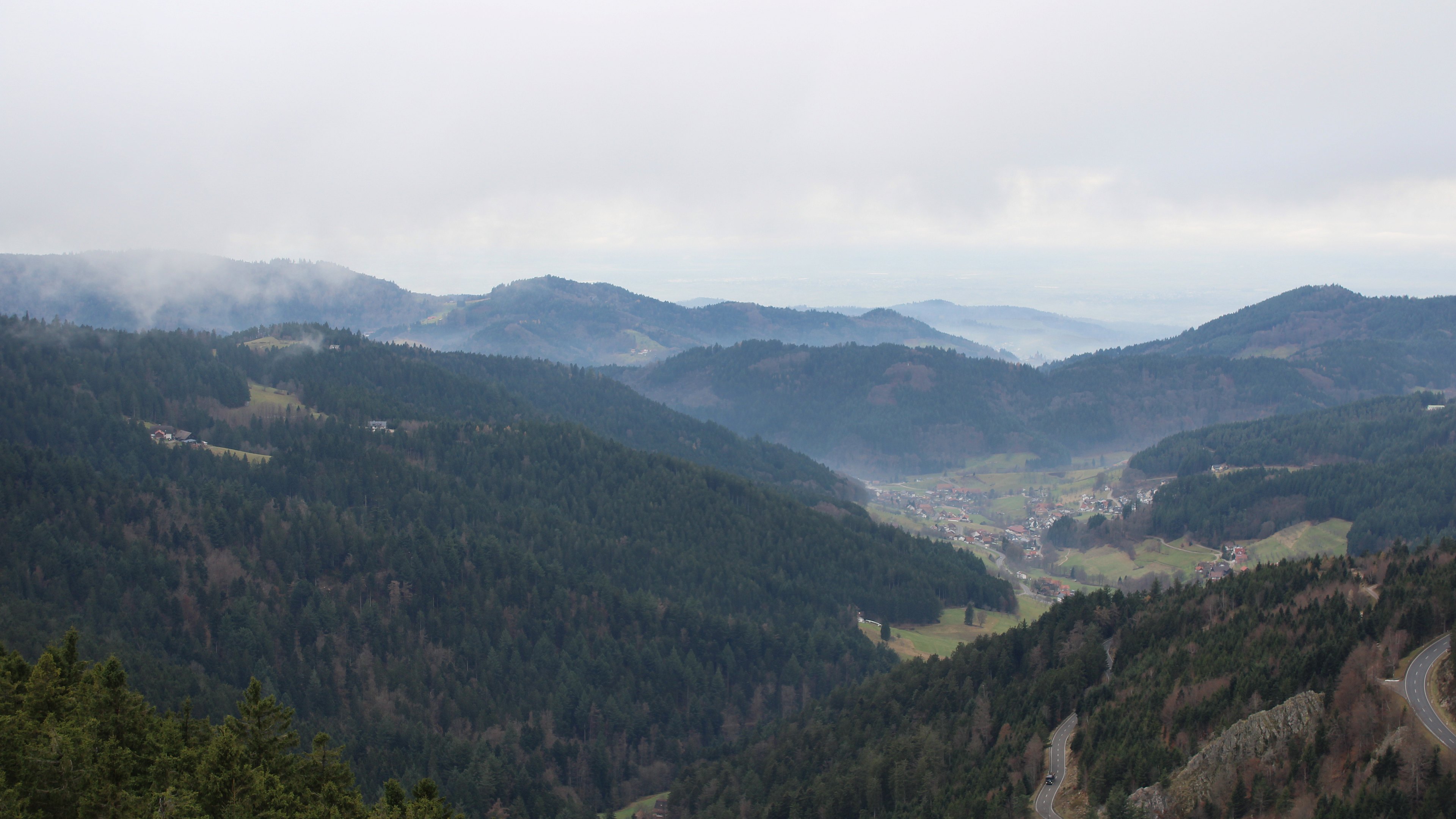 Dieses Bild zeigt eine Webcam-Aufnahme vom Achertal, aufgenommen am Donnerstag, den 04.12.2025 um 12:50 Uhr. Die Temperatur betrug 2.5°C.