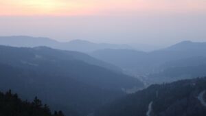 Dieses Bild zeigt eine Webcam-Aufnahme vom Achertal, aufgenommen am Sonntag, den 08.03.2026 um 18:30 Uhr. Die Temperatur betrug 9.8°C.