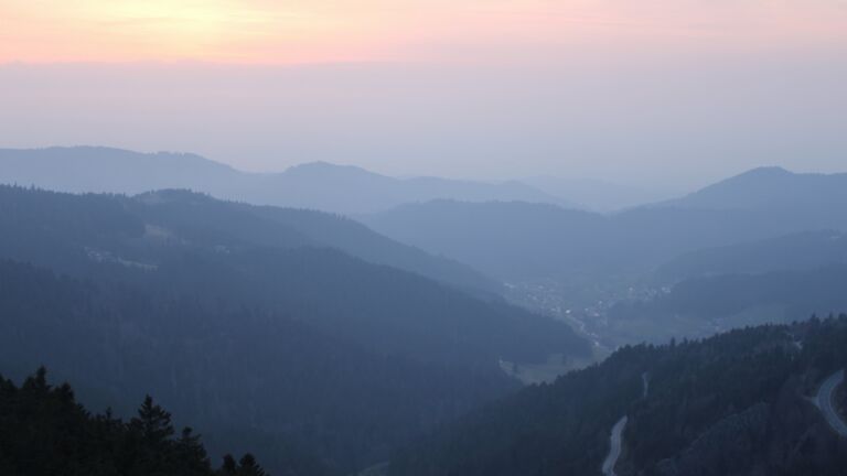 Dieses Bild zeigt eine Webcam-Aufnahme vom Achertal, aufgenommen am Sonntag, den 08.03.2026 um 18:30 Uhr. Die Temperatur betrug 9.8°C.