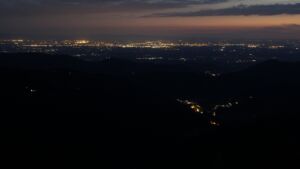 Dieses Bild zeigt eine Webcam-Aufnahme vom Achertal, aufgenommen am Freitag, den 04.07.2025 um 22:50 Uhr. Die Temperatur betrug 17.2°C.