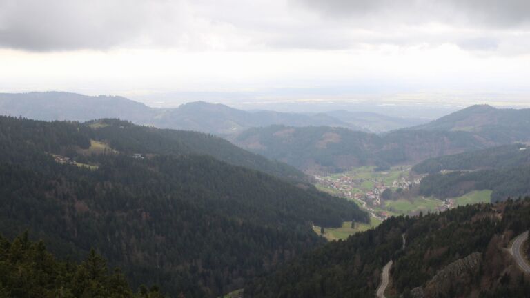 Dieses Bild zeigt eine Webcam-Aufnahme vom Achertal, aufgenommen am Dienstag, den 17.03.2026 um 14:50 Uhr. Die Temperatur betrug 5.9°C.