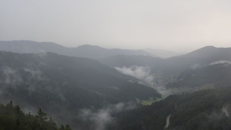 Dieses Bild zeigt eine Webcam-Aufnahme vom Achertal, aufgenommen am Freitag, den 01.08.2025 um 17:20 Uhr. Die Temperatur betrug 11.8°C.
