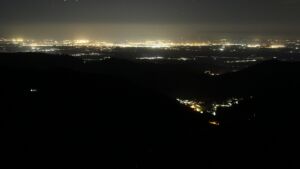 Dieses Bild zeigt eine Webcam-Aufnahme vom Achertal, aufgenommen am Mittwoch, den 08.04.2026 um 23:30 Uhr. Die Temperatur betrug 9.3°C.