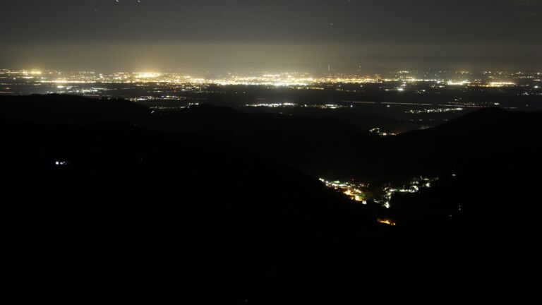 Dieses Bild zeigt eine Webcam-Aufnahme vom Achertal, aufgenommen am Mittwoch, den 08.04.2026 um 23:30 Uhr. Die Temperatur betrug 9.3°C.