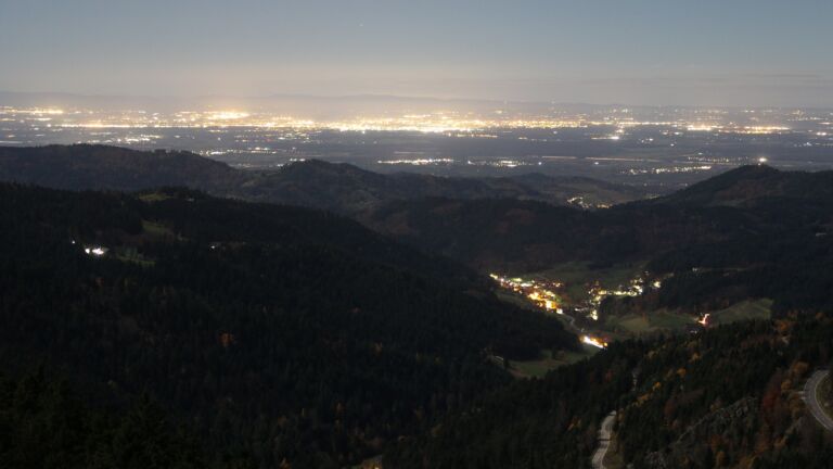 Dieses Bild zeigt eine Webcam-Aufnahme vom Achertal, aufgenommen am Montag, den 03.11.2025 um 23:00 Uhr. Die Temperatur betrug 5.3°C.