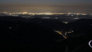 Dieses Bild zeigt eine Webcam-Aufnahme vom Achertal, aufgenommen am Freitag, den 27.02.2026 um 19:20 Uhr. Die Temperatur betrug 12.8°C.