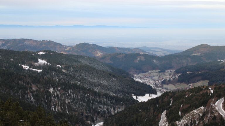 Dieses Bild zeigt eine Webcam-Aufnahme vom Achertal, aufgenommen am Sonntag, den 23.11.2025 um 08:30 Uhr. Die Temperatur betrug -1.4°C.