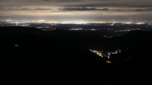 Dieses Bild zeigt eine Webcam-Aufnahme vom Achertal, aufgenommen am Dienstag, den 10.03.2026 um 23:00 Uhr. Die Temperatur betrug 4.8°C.