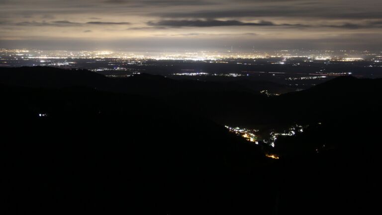 Dieses Bild zeigt eine Webcam-Aufnahme vom Achertal, aufgenommen am Dienstag, den 10.03.2026 um 23:00 Uhr. Die Temperatur betrug 4.8°C.