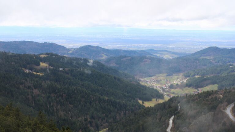 Dieses Bild zeigt eine Webcam-Aufnahme vom Achertal, aufgenommen am Montag, den 23.02.2026 um 13:30 Uhr. Die Temperatur betrug 4.2°C.