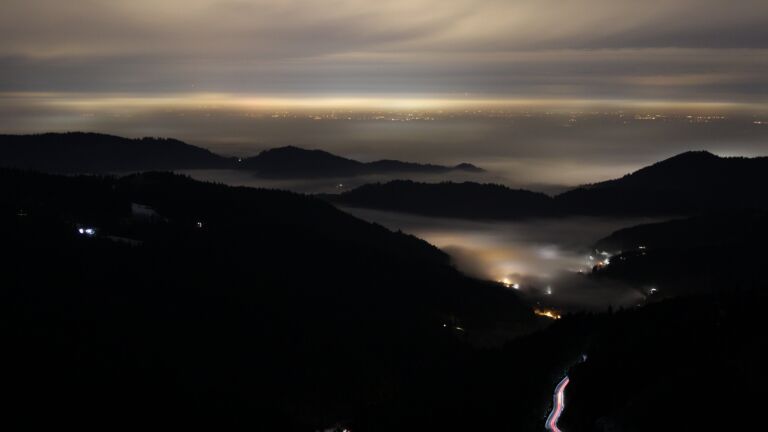 Dieses Bild zeigt eine Webcam-Aufnahme vom Achertal, aufgenommen am Freitag, den 23.01.2026 um 21:30 Uhr. Die Temperatur betrug 3.7°C.