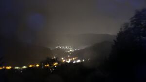 Dieses Bild zeigt eine Webcam-Aufnahme vom Achertal, aufgenommen am Freitag, den 12.06.2026 um 01:30 Uhr. Die Temperatur betrug 8.7°C.