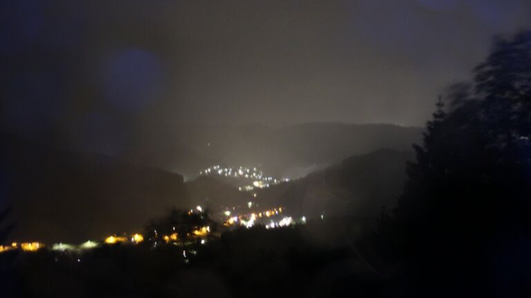 Dieses Bild zeigt eine Webcam-Aufnahme vom Achertal, aufgenommen am Freitag, den 12.06.2026 um 01:30 Uhr. Die Temperatur betrug 8.7°C.