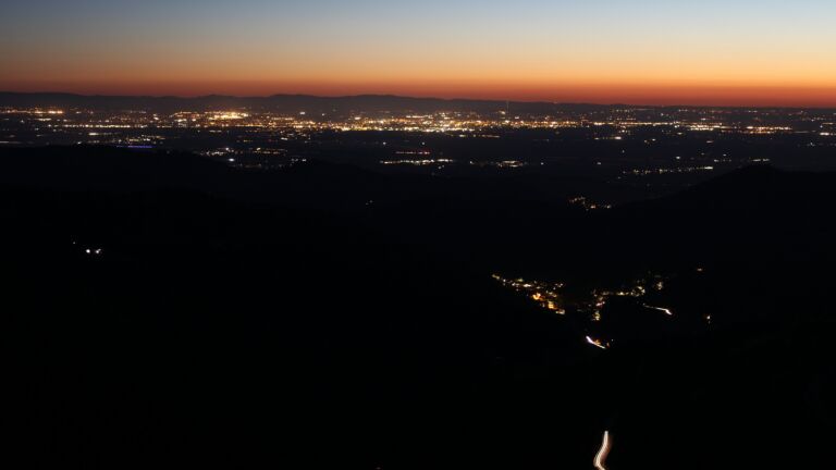 Dieses Bild zeigt eine Webcam-Aufnahme vom Achertal, aufgenommen am Donnerstag, den 23.04.2026 um 21:40 Uhr. Die Temperatur betrug 9.8°C.