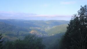Dieses Bild zeigt eine Webcam-Aufnahme vom Achertal, aufgenommen am Montag, den 01.06.2026 um 07:10 Uhr. Die Temperatur betrug 12.2°C.
