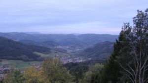 Dieses Bild zeigt eine Webcam-Aufnahme vom Achertal, aufgenommen am Montag, den 26.10.2026 um 17:00 Uhr. Die Temperatur betrug 7.4°C.
