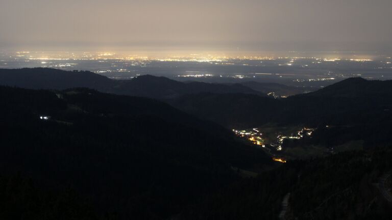 Dieses Bild zeigt eine Webcam-Aufnahme vom Achertal, aufgenommen am Freitag, den 06.03.2026 um 04:00 Uhr. Die Temperatur betrug 11.1°C.