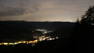 Dieses Bild zeigt eine Webcam-Aufnahme vom Achertal, aufgenommen am Montag, den 01.06.2026 um 23:40 Uhr. Die Temperatur betrug 17.1°C.