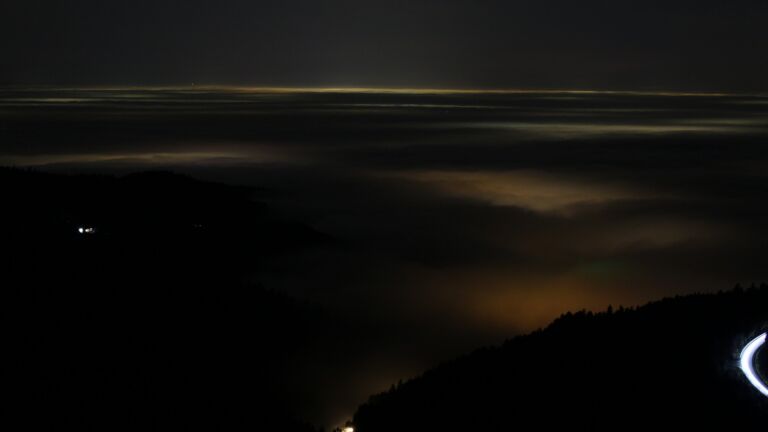 Dieses Bild zeigt eine Webcam-Aufnahme vom Achertal, aufgenommen am Montag, den 22.12.2025 um 19:30 Uhr. Die Temperatur betrug 5.6°C.