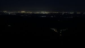 Dieses Bild zeigt eine Webcam-Aufnahme vom Achertal, aufgenommen am Sonntag, den 26.04.2026 um 05:00 Uhr. Die Temperatur betrug 10.8°C.