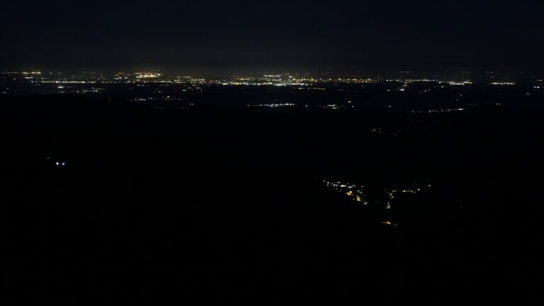 Dieses Bild zeigt eine Webcam-Aufnahme vom Achertal, aufgenommen am Sonntag, den 26.04.2026 um 05:00 Uhr. Die Temperatur betrug 10.8°C.