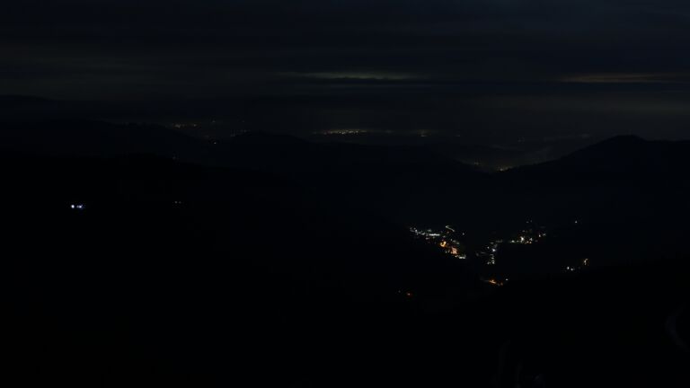 Dieses Bild zeigt eine Webcam-Aufnahme vom Achertal, aufgenommen am Donnerstag, den 04.12.2025 um 06:00 Uhr. Die Temperatur betrug 1.4°C.