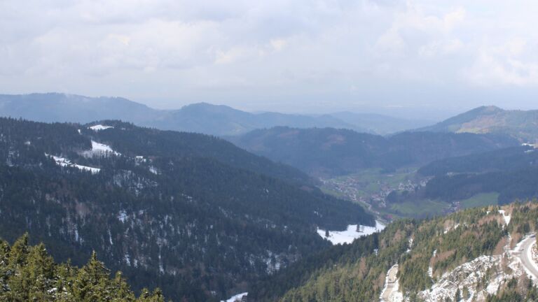 Dieses Bild zeigt eine Webcam-Aufnahme vom Achertal, aufgenommen am Mittwoch, den 01.04.2026 um 13:00 Uhr. Die Temperatur betrug 3.3°C.