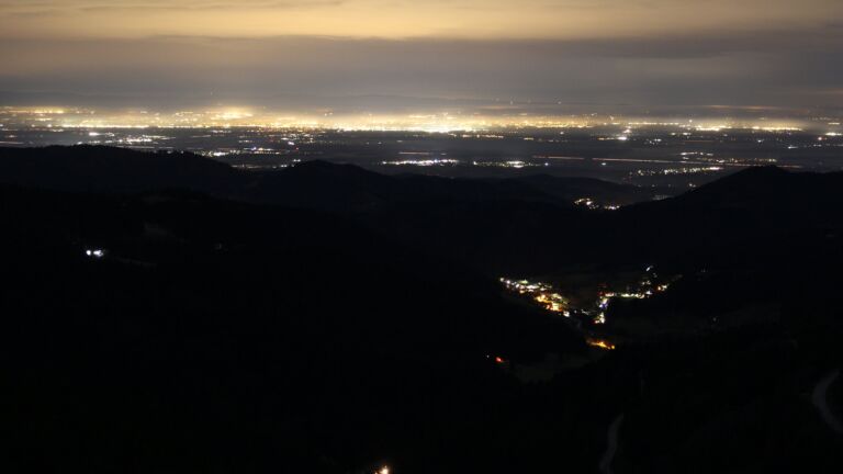 Dieses Bild zeigt eine Webcam-Aufnahme vom Achertal, aufgenommen am Mittwoch, den 03.12.2025 um 04:30 Uhr. Die Temperatur betrug 3.9°C.