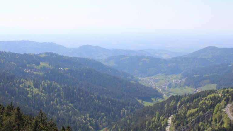 Dieses Bild zeigt eine Webcam-Aufnahme vom Achertal, aufgenommen am Mittwoch, den 30.04.2025 um 15:50 Uhr. Die Temperatur betrug 18.5°C.