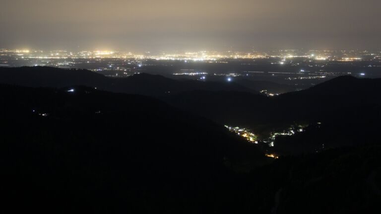 Dieses Bild zeigt eine Webcam-Aufnahme vom Achertal, aufgenommen am Freitag, den 02.05.2025 um 22:30 Uhr. Die Temperatur betrug 17.4°C.