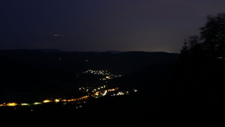 Dieses Bild zeigt eine Webcam-Aufnahme vom Achertal, aufgenommen am Dienstag, den 14.07.2026 um 22:50 Uhr. Die Temperatur betrug 23.1°C.