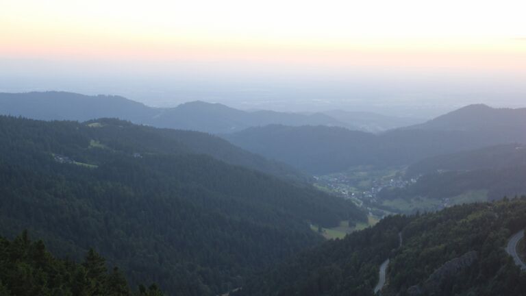 Dieses Bild zeigt eine Webcam-Aufnahme vom Achertal, aufgenommen am Mittwoch, den 09.07.2025 um 21:20 Uhr. Die Temperatur betrug 11.9°C.