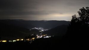 Dieses Bild zeigt eine Webcam-Aufnahme vom Achertal, aufgenommen am Dienstag, den 18.08.2026 um 04:00 Uhr. Die Temperatur betrug 17°C.