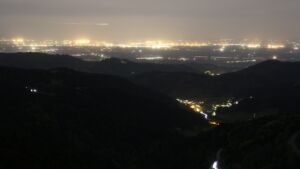 Dieses Bild zeigt eine Webcam-Aufnahme vom Achertal, aufgenommen am Dienstag, den 28.04.2026 um 22:30 Uhr. Die Temperatur betrug 11.1°C.