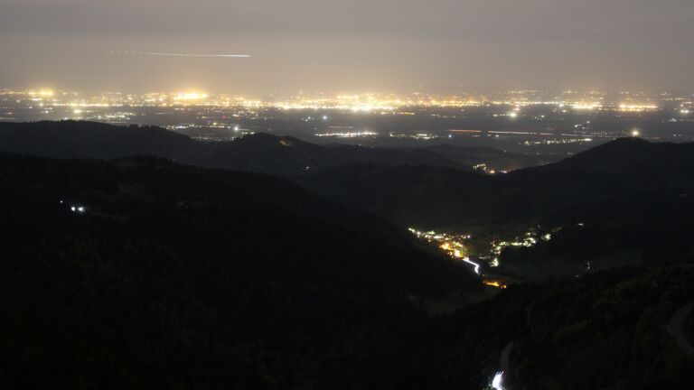 Dieses Bild zeigt eine Webcam-Aufnahme vom Achertal, aufgenommen am Dienstag, den 28.04.2026 um 22:30 Uhr. Die Temperatur betrug 11.1°C.