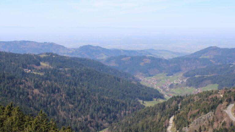 Dieses Bild zeigt eine Webcam-Aufnahme vom Achertal, aufgenommen am Donnerstag, den 09.04.2026 um 13:00 Uhr. Die Temperatur betrug 14.9°C.