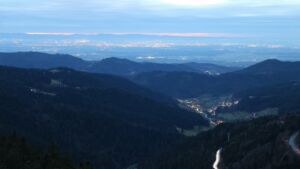 Dieses Bild zeigt eine Webcam-Aufnahme vom Achertal, aufgenommen am Dienstag, den 02.12.2025 um 17:10 Uhr. Die Temperatur betrug 4.9°C.