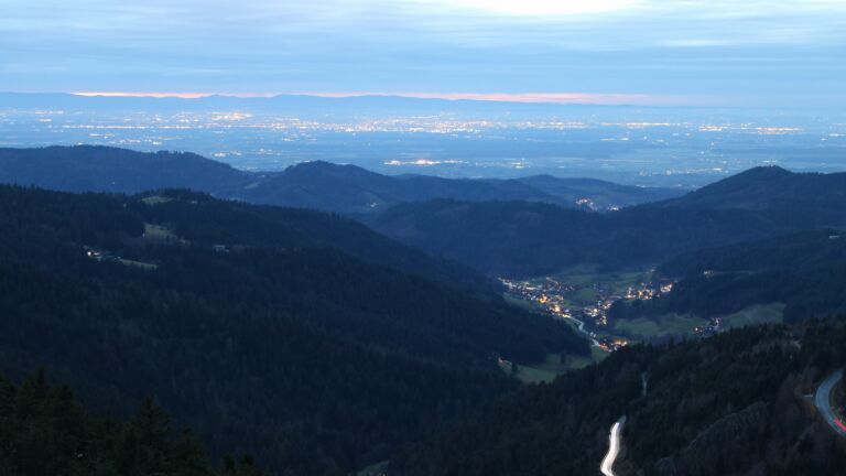 Dieses Bild zeigt eine Webcam-Aufnahme vom Achertal, aufgenommen am Dienstag, den 02.12.2025 um 17:10 Uhr. Die Temperatur betrug 4.9°C.