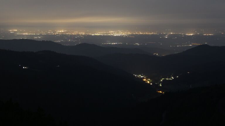 Dieses Bild zeigt eine Webcam-Aufnahme vom Achertal, aufgenommen am Mittwoch, den 11.06.2025 um 03:30 Uhr. Die Temperatur betrug 11.2°C.