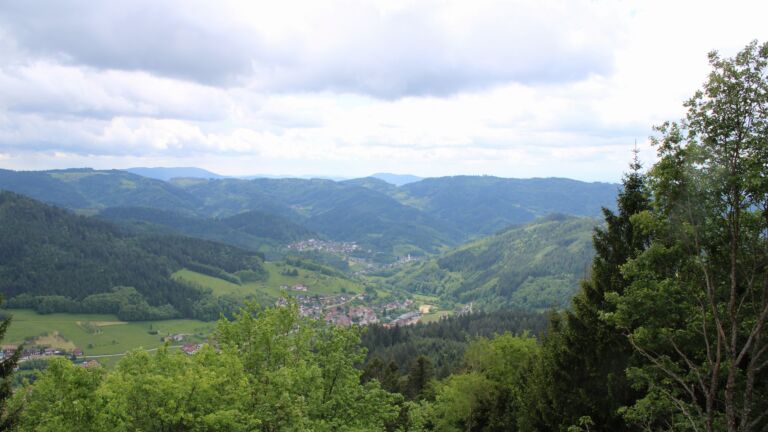 Dieses Bild zeigt eine Webcam-Aufnahme vom Achertal, aufgenommen am Samstag, den 16.05.2026 um 13:40 Uhr. Die Temperatur betrug 7.7°C.