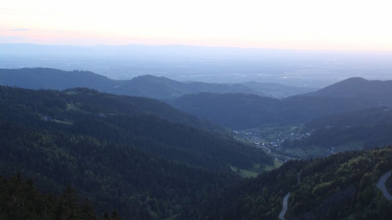 Dieses Bild zeigt eine Webcam-Aufnahme vom Achertal, aufgenommen am Sonntag, den 11.05.2025 um 21:20 Uhr. Die Temperatur betrug 12.6°C.
