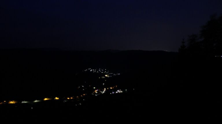 Dieses Bild zeigt eine Webcam-Aufnahme vom Achertal, aufgenommen am Mittwoch, den 15.07.2026 um 04:10 Uhr. Die Temperatur betrug 21.9°C.